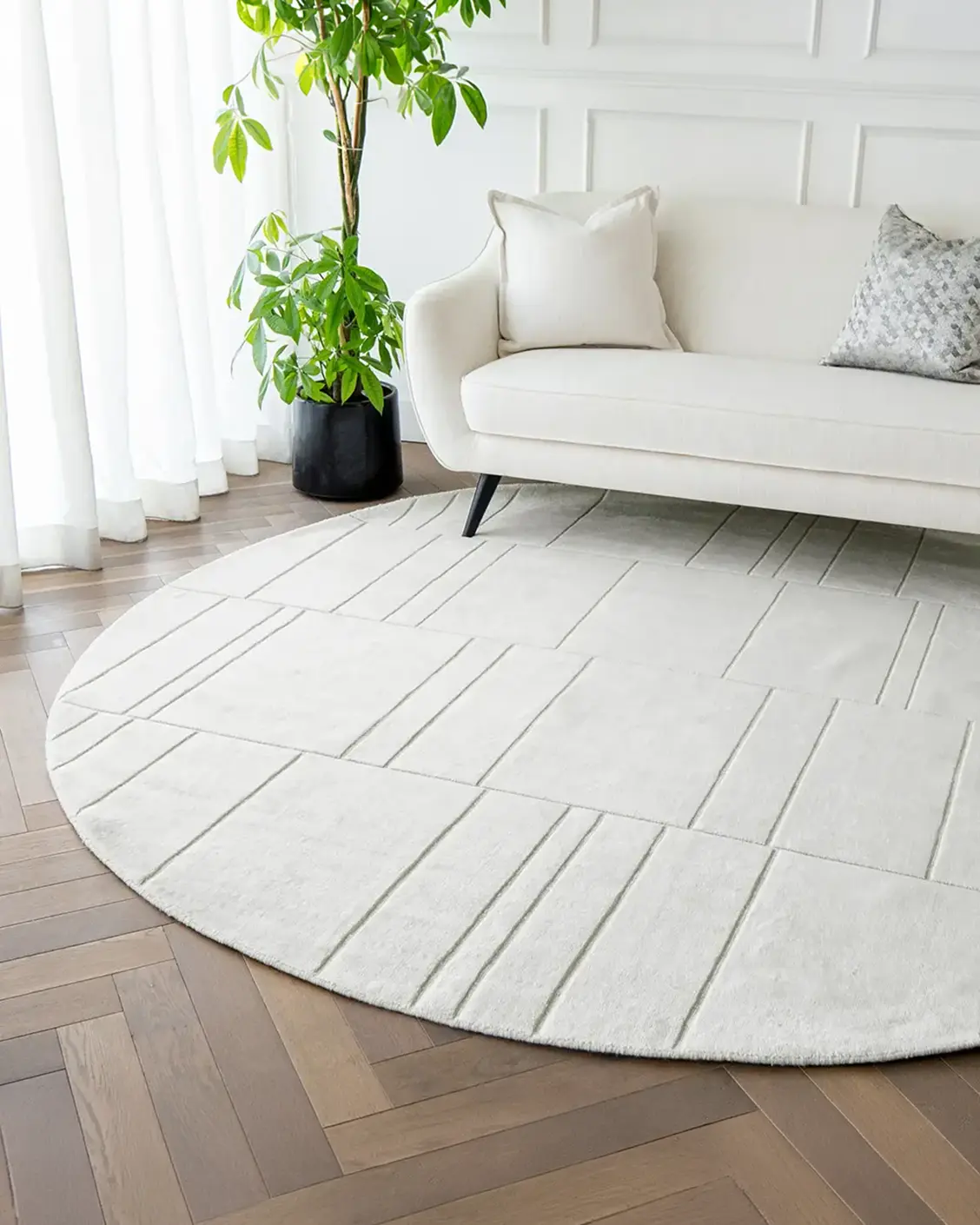 Elliot Bianca Round carpet in white and pearl, shown in a lifestyle front view as image 2