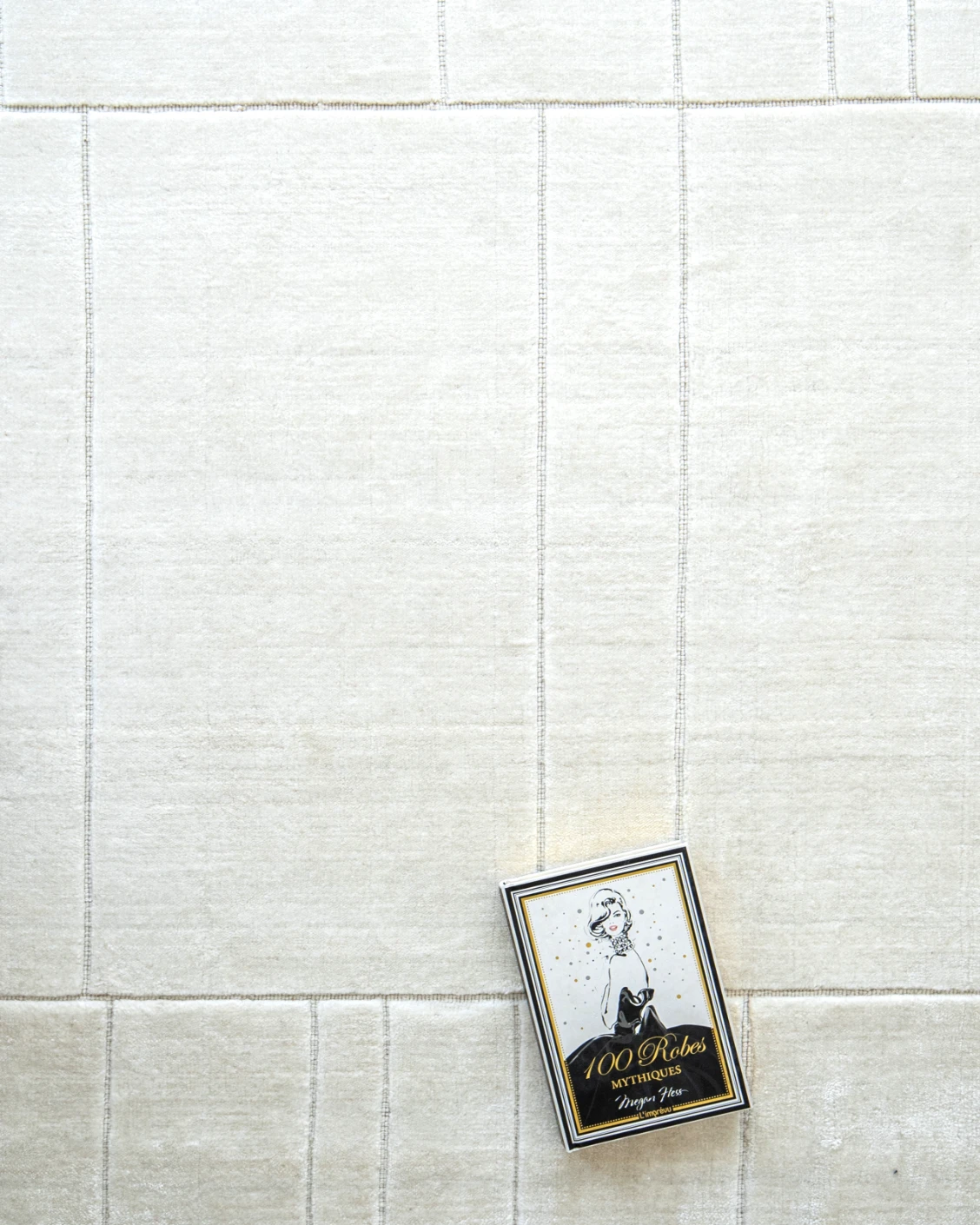 Elliot Bianca Round carpet in white and pearl, shown in a lifestyle top view as image 4