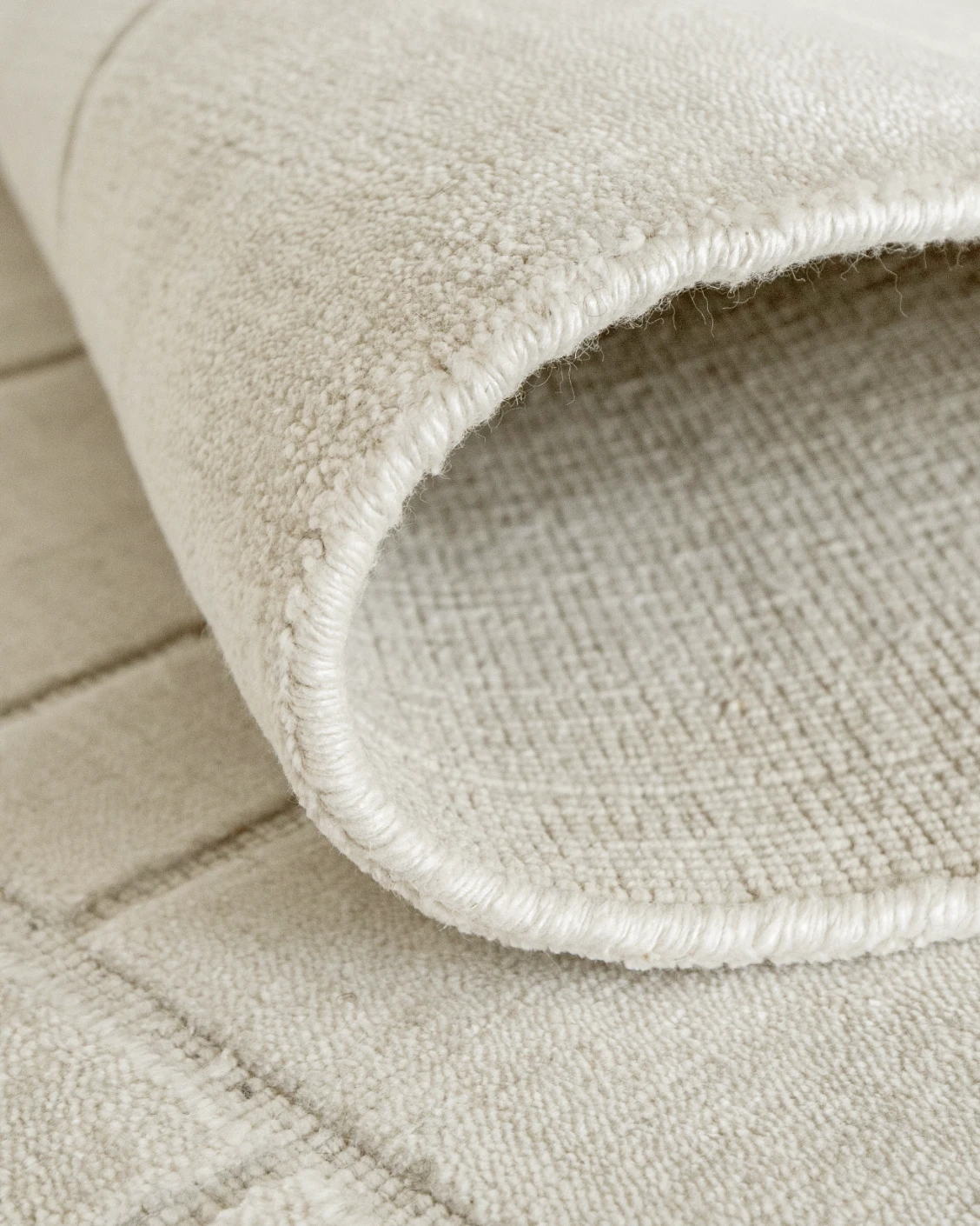Elliot Bianca Round carpet in white and pearl, shown in a product close-up as image 5