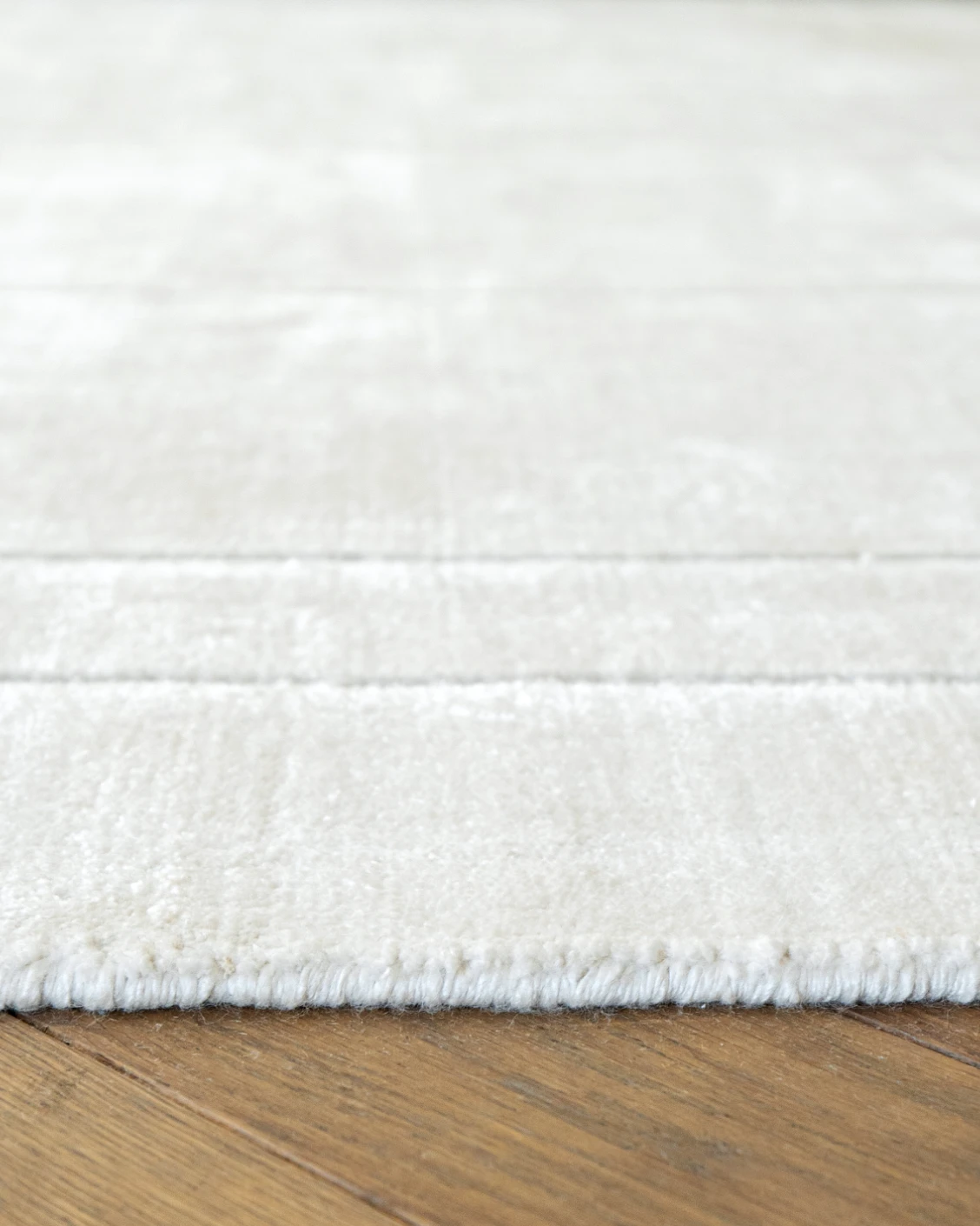 Elliot Bianca Round carpet in white and pearl, shown in a product close-up as image 9
