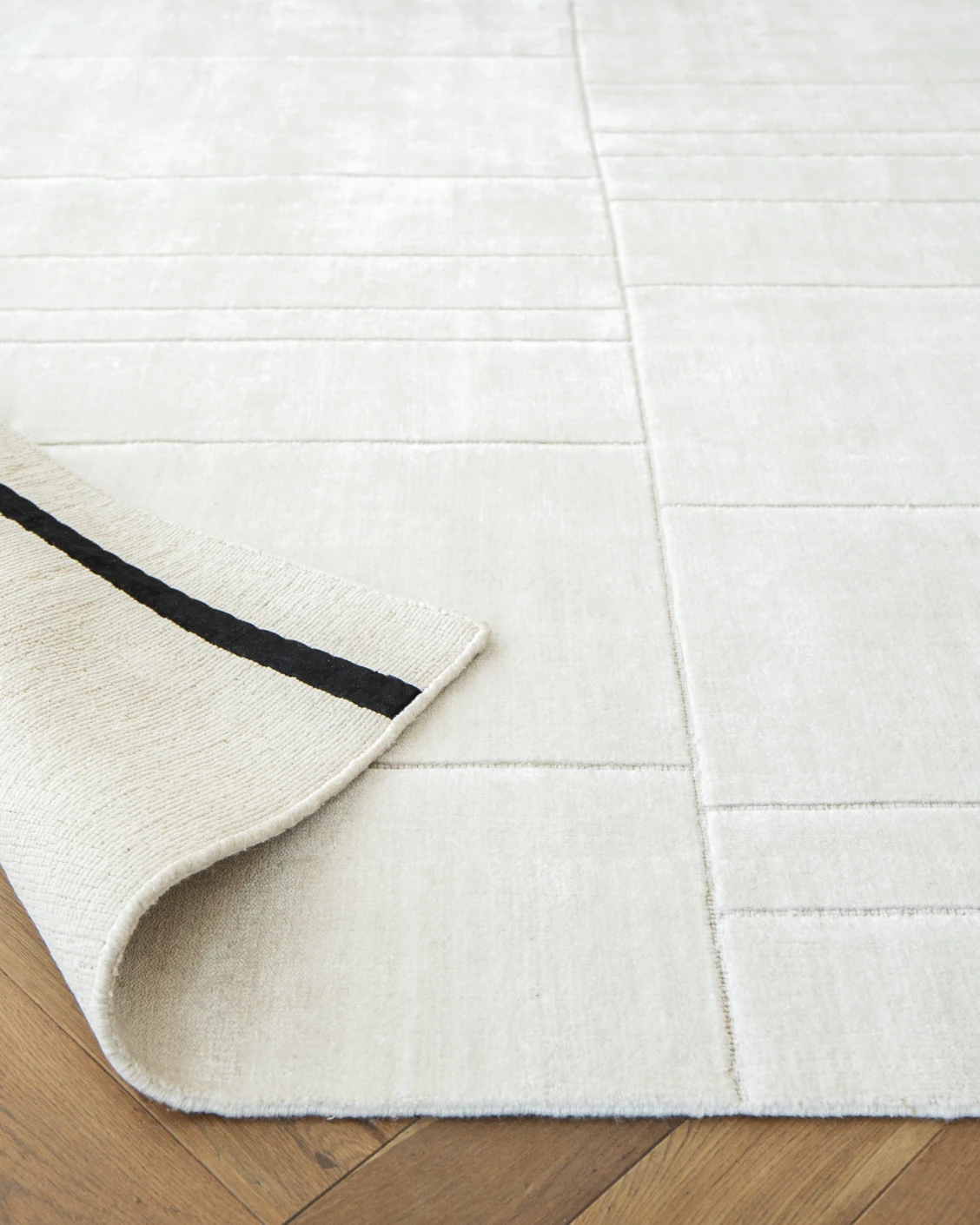 Elliot Bianca Round carpet in white and pearl, shown in a product close-up as image 6