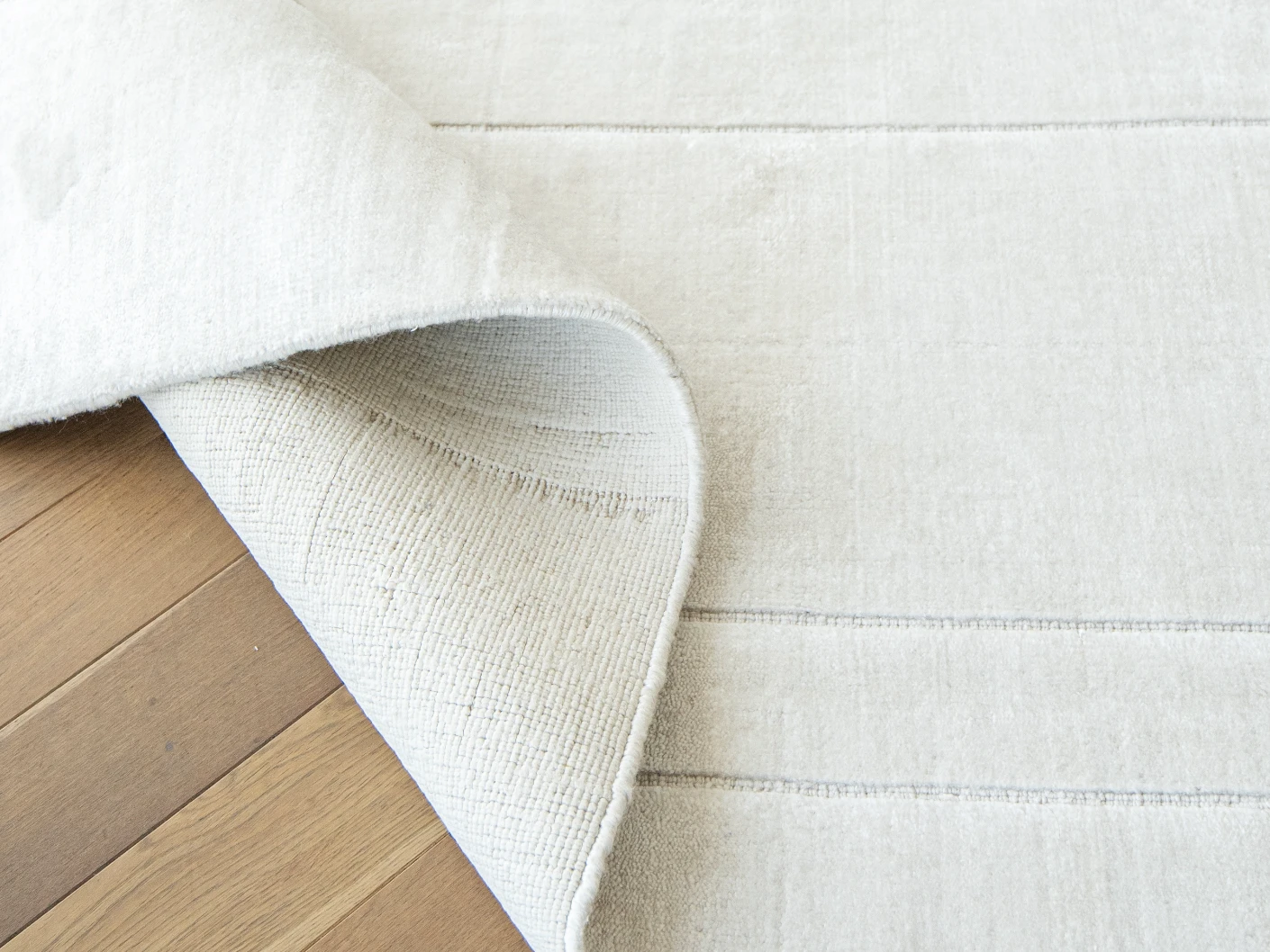 Elliot Bianca Round carpets in white and pearl, shown in a product close-up view