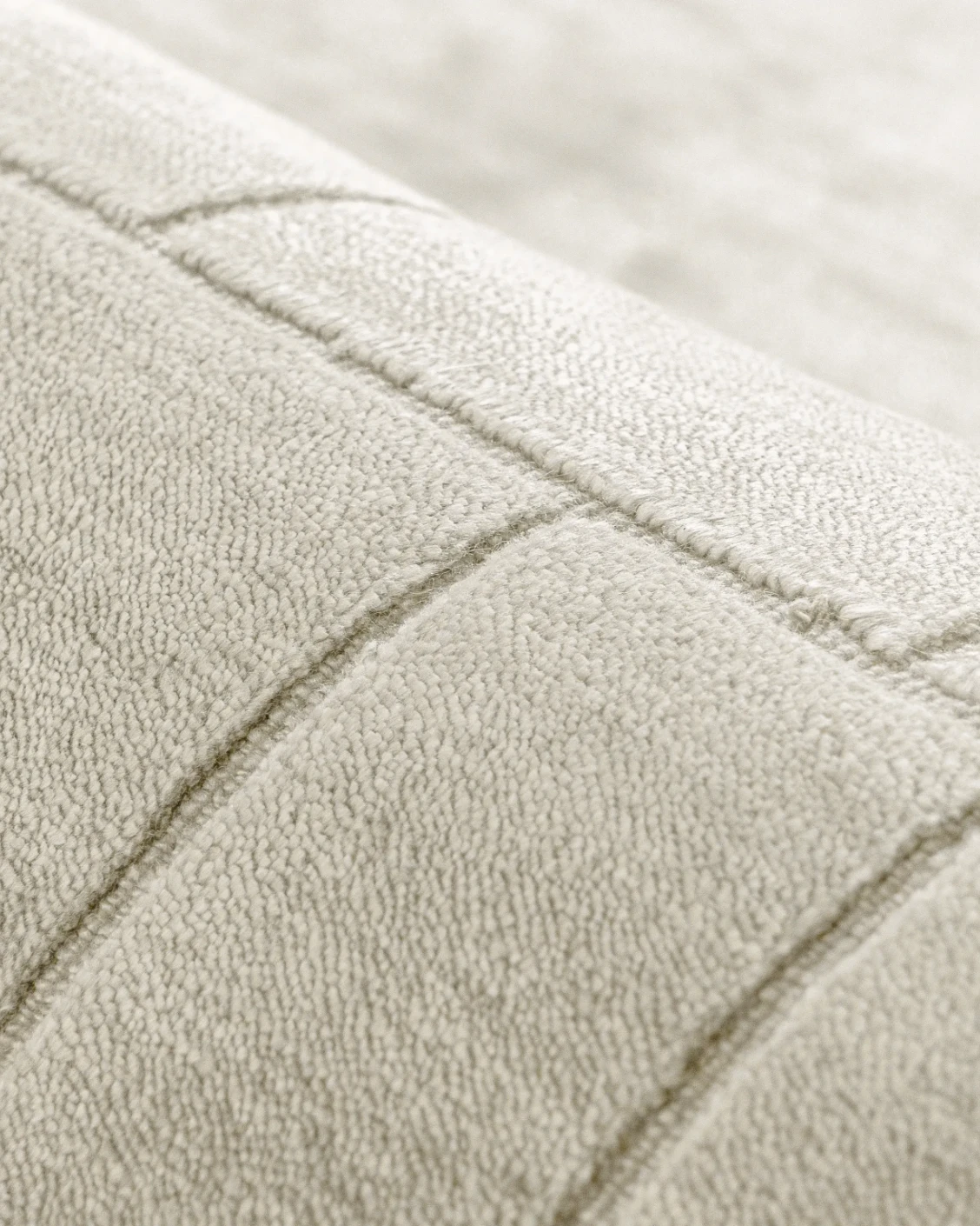 Elliot Bianca Round carpet in white and pearl, shown in a product close-up as image 8